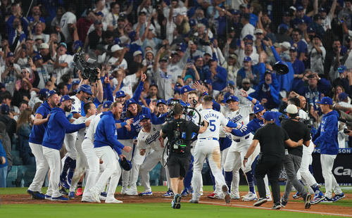 ドジャース対ヤンキース　10回裏ドジャース2死満塁、サヨナラ満塁本塁打を放ったフリーマン（中央）を笑顔で迎えるドジャースナイン（撮影・菅敏）