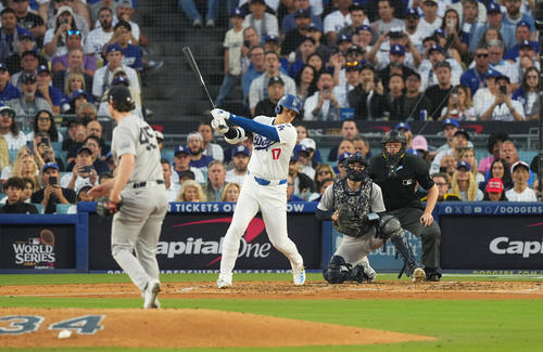 ドジャース対ヤンキース　3回裏ドジャース2死、空振りの三振に倒れる大谷。投手コール（撮影・菅敏）