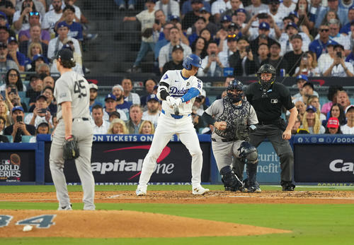 ドジャース対ヤンキース　3回裏ドジャース2死、空振りの三振に倒れる大谷。投手コール（撮影・菅敏）
