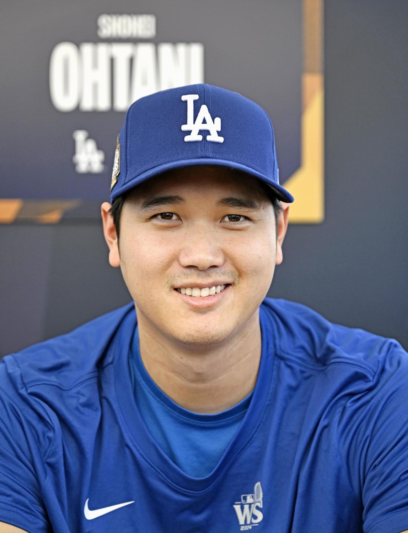 ワールドシリーズ開幕を前に、取材に応じるドジャース大谷＝24日、ロサンゼルス（共同）