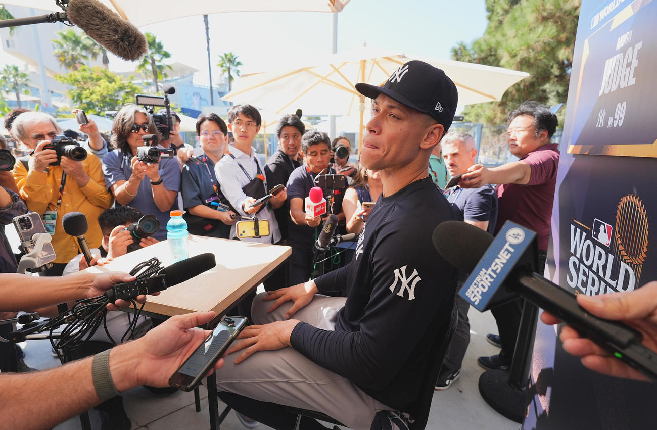 ワールドシリーズの前日会見で大勢の報道陣に囲まれ、質問に答えるヤンキース・ジャッジ（撮影・菅敏）