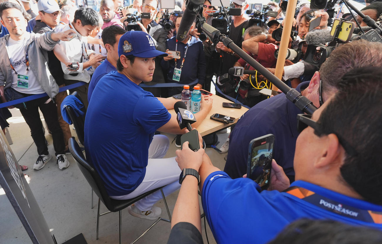 ワールドシリーズの前日会見で大勢の報道陣に囲まれ、質問に答えるドジャース大谷（撮影・菅敏）