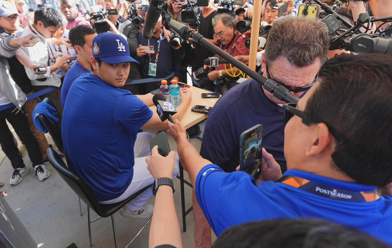 ワールドシリーズの前日会見で大勢の報道陣に囲まれ、質問に答えるドジャース大谷（撮影・菅敏）