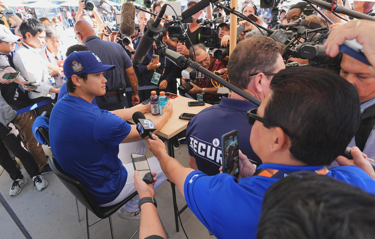 ワールドシリーズの前日会見で大勢の報道陣に囲まれ、質問に答えるドジャース大谷（撮影・菅敏）
