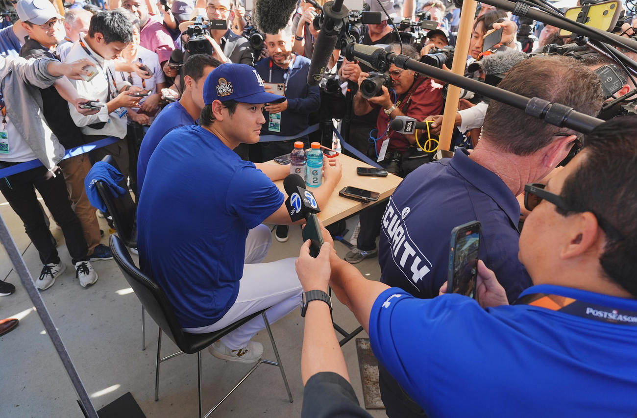 ワールドシリーズの前日会見で大勢の報道陣に囲まれ、質問に答えるドジャース大谷（撮影・菅敏）