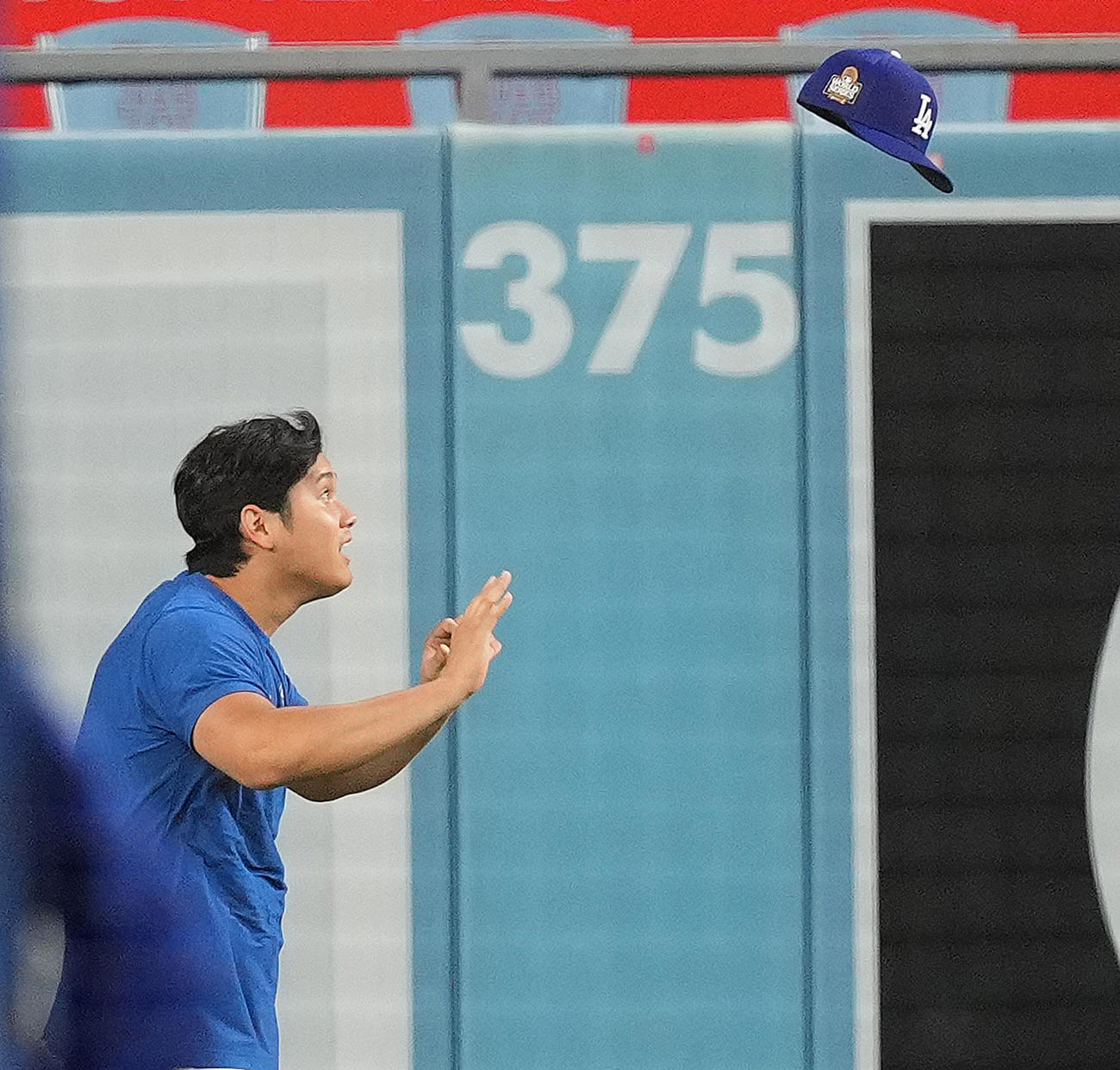ワールドシリーズ前日、大谷はダッシュで落とした帽子を投げてもらうもあと少しのところで被れず（撮影・菅敏）