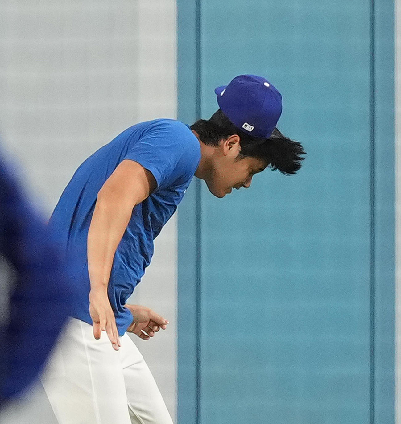ワールドシリーズ前日、大谷はダッシュで落とした帽子を投げてもらうもあと少しのところで被れず（撮影・菅敏）