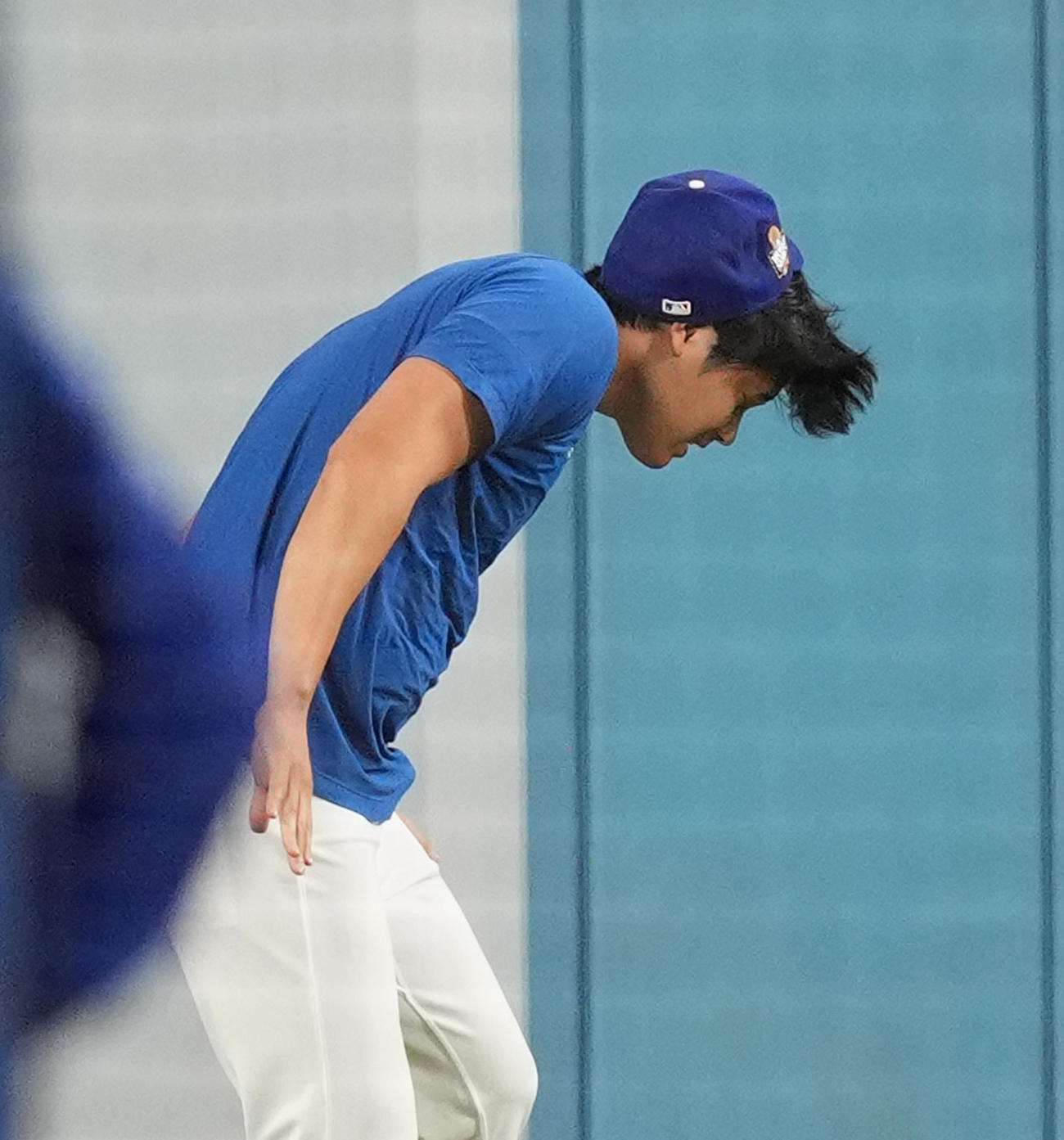ワールドシリーズ前日、大谷はダッシュで落とした帽子を投げてもらうもあと少しのところで被れず（撮影・菅敏）
