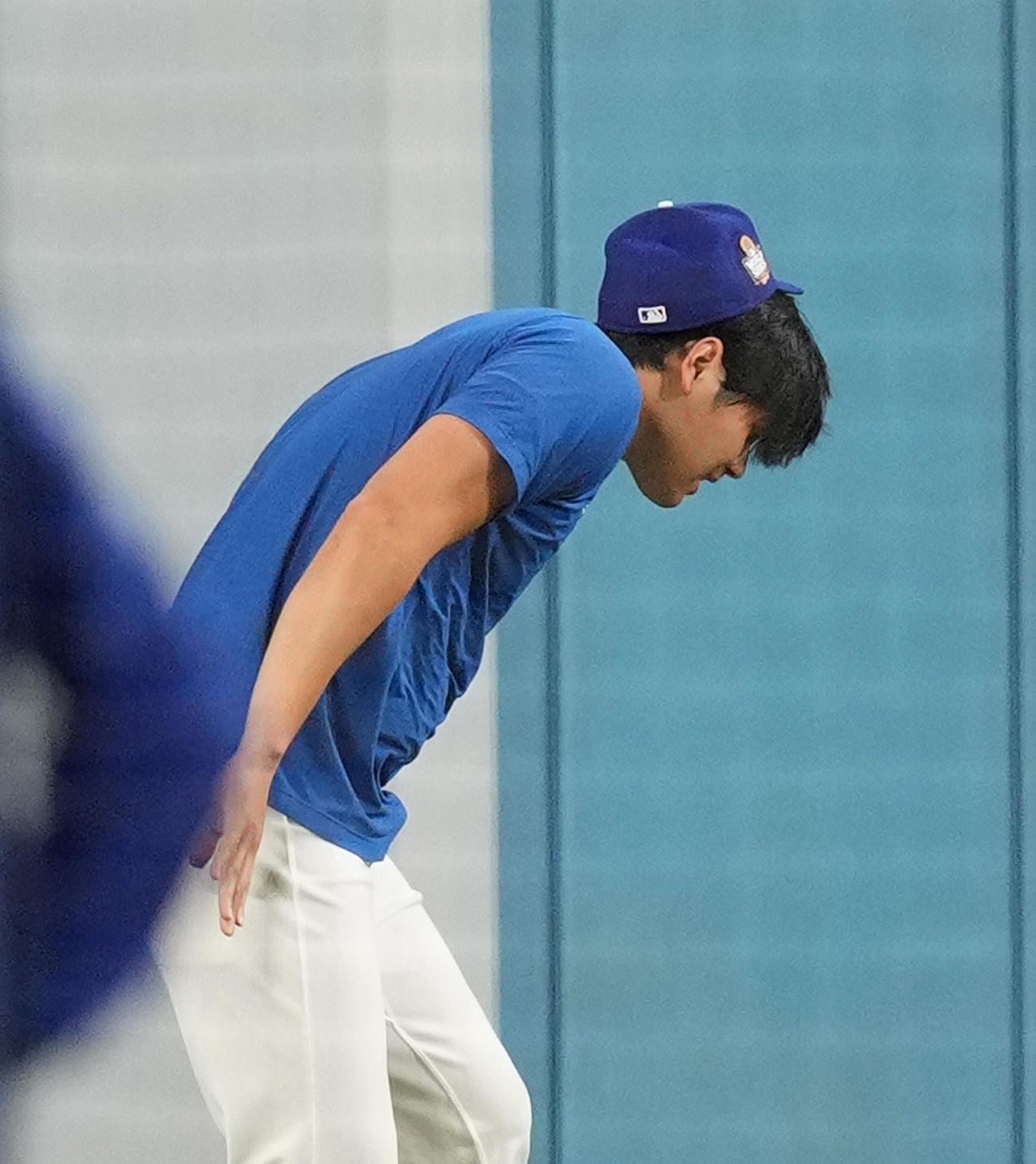 ワールドシリーズ前日、大谷はダッシュで落とした帽子を投げてもらうもあと少しのところで被れず（撮影・菅敏）