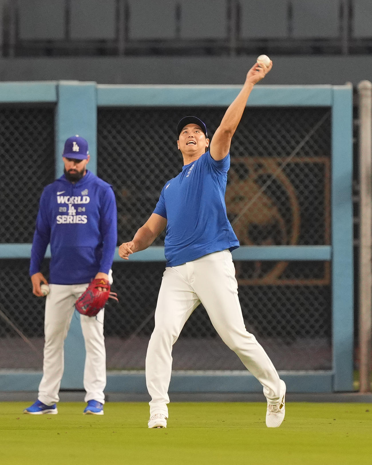 ワールドシリーズ前日、左投げで内野に投げ返すドジャース大谷（撮影・菅敏）