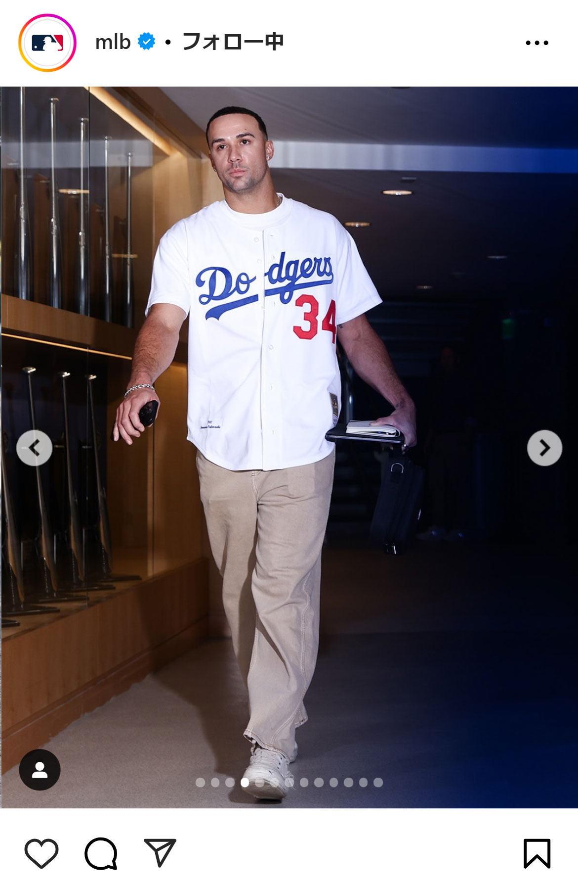 ドジャース先発のジャック・フラーティの球場入りの様子。MLB公式インスタグラムから