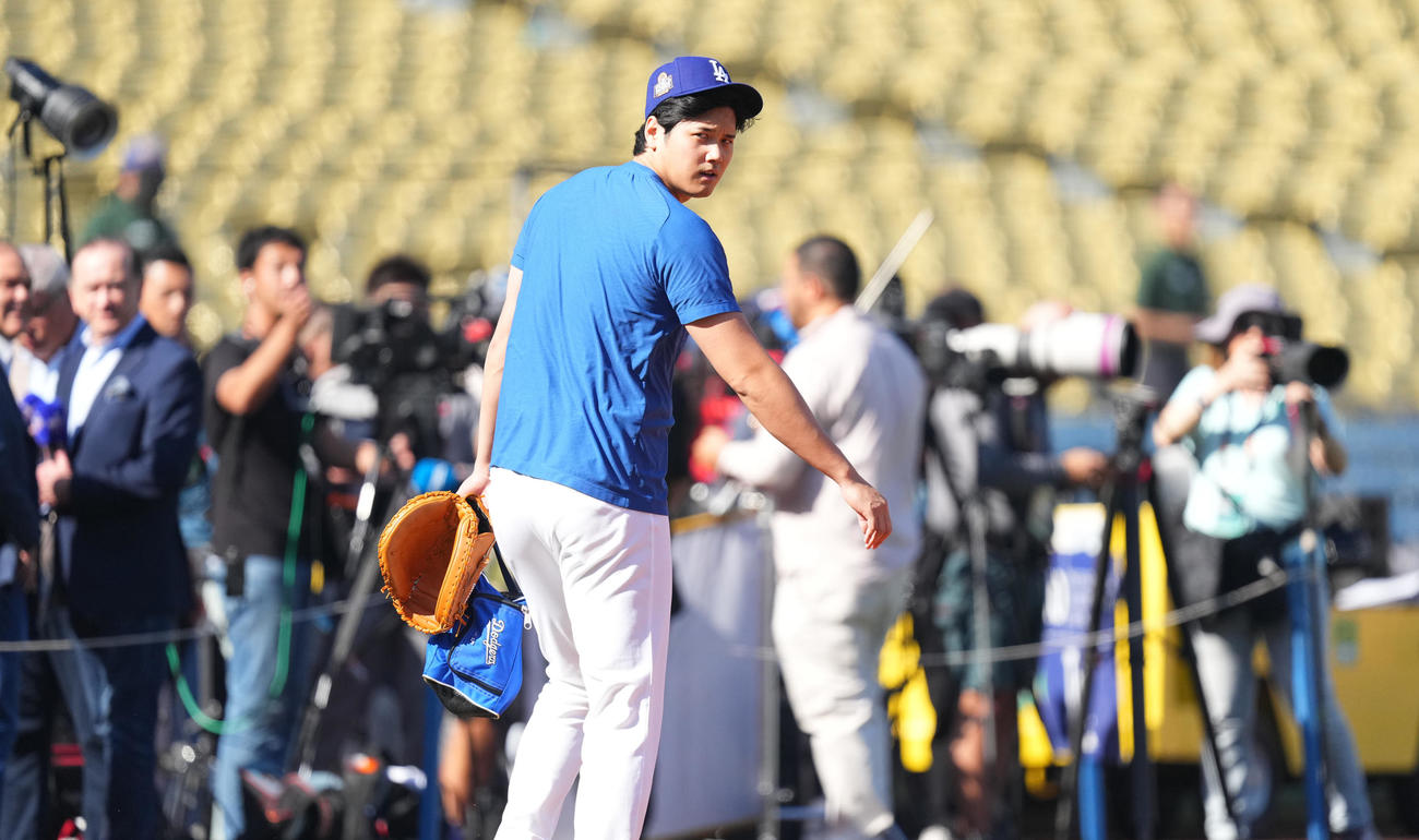 ワールドシリーズ第1戦・ドジャース対ヤンキース　試合前、キャッチャーミットを手にフィールドに登場するドジャース大谷（撮影・菅敏）