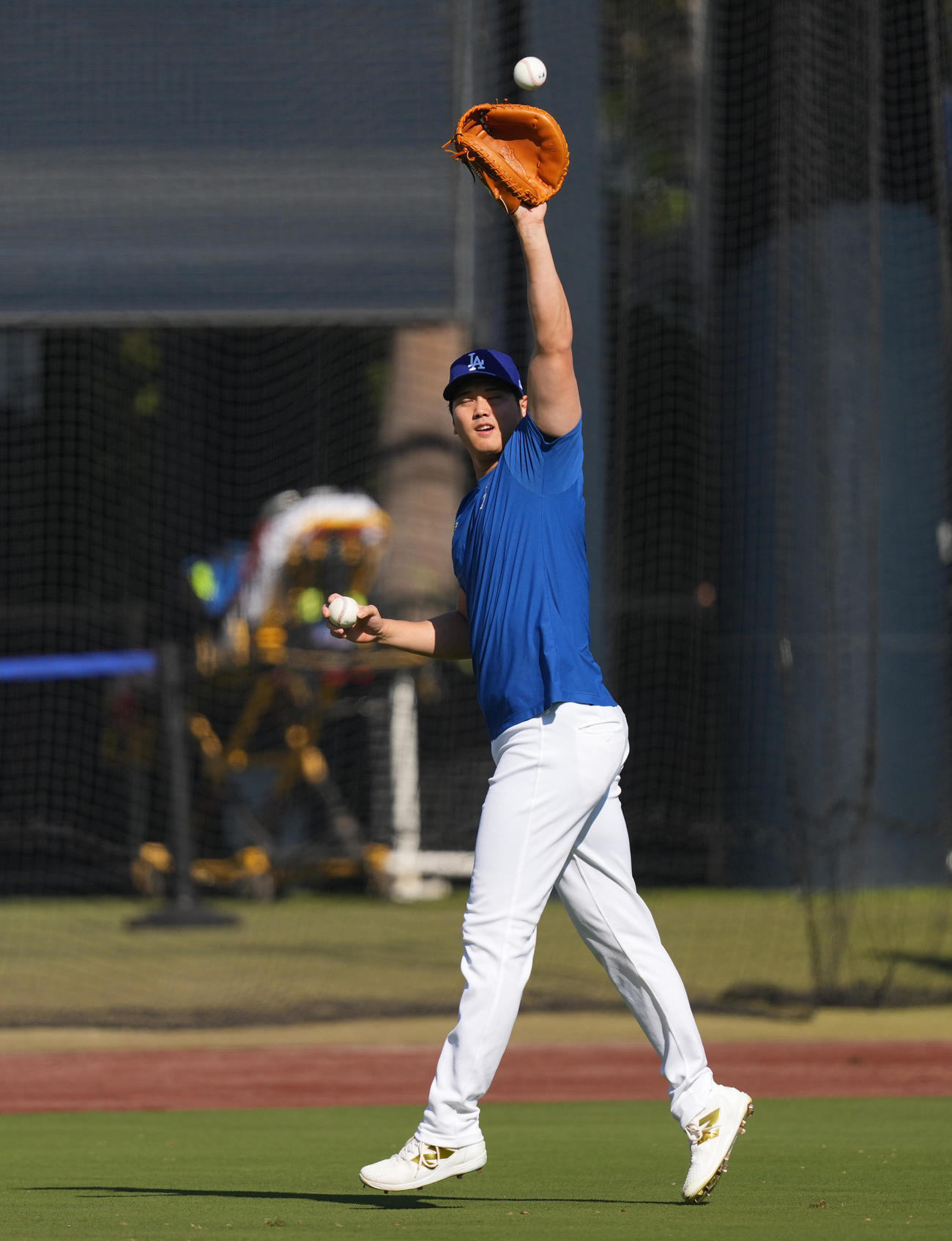 ワールドシリーズ第1戦・ドジャース対ヤンキース　試合前、キャッチャーミットを使ってキャッチボールをするドジャース大谷（撮影・菅敏）