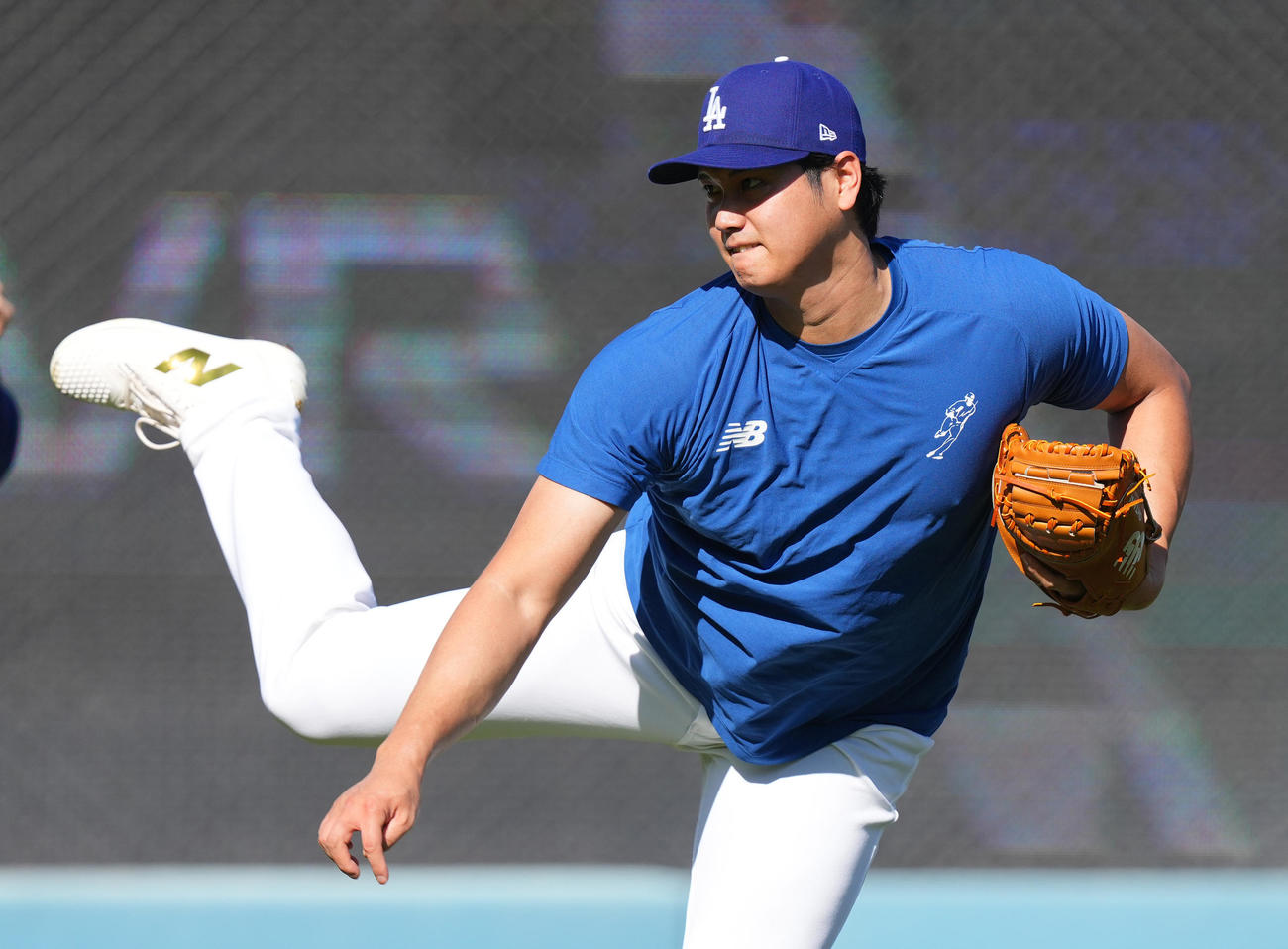 ワールドシリーズ第1戦・ドジャース対ヤンキース　試合前、キャッチャーミットを使ってキャッチボールをするドジャース大谷（撮影・菅敏）