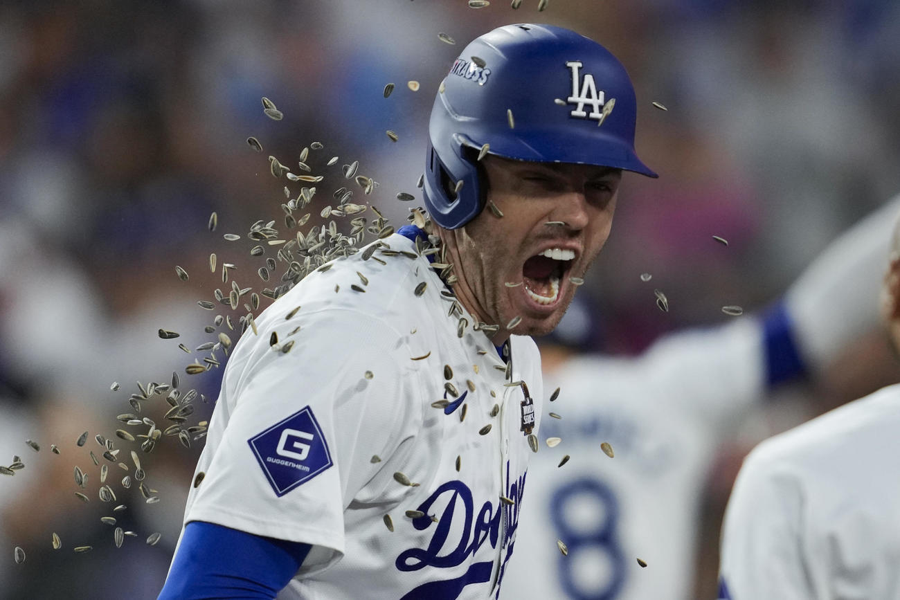 ドジャース対ヤンキース　3回裏ドジャース2死、右越え本塁打を放ち、ひまわりの種シャワーで祝福されるフリーマン（AP）
