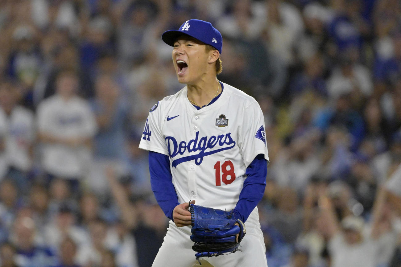 山本由伸は４回、マウンド上で雄たけびをあげた（ロイター）