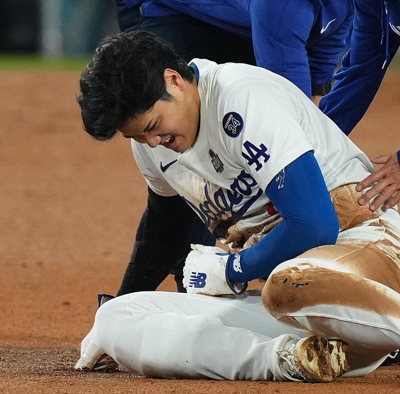 ドジャース対ヤンキース　7回裏ドジャース2死一塁、二塁盗塁を狙うもアウトとなった大谷は、左肩を脱臼しもん絶する（撮影・菅敏）