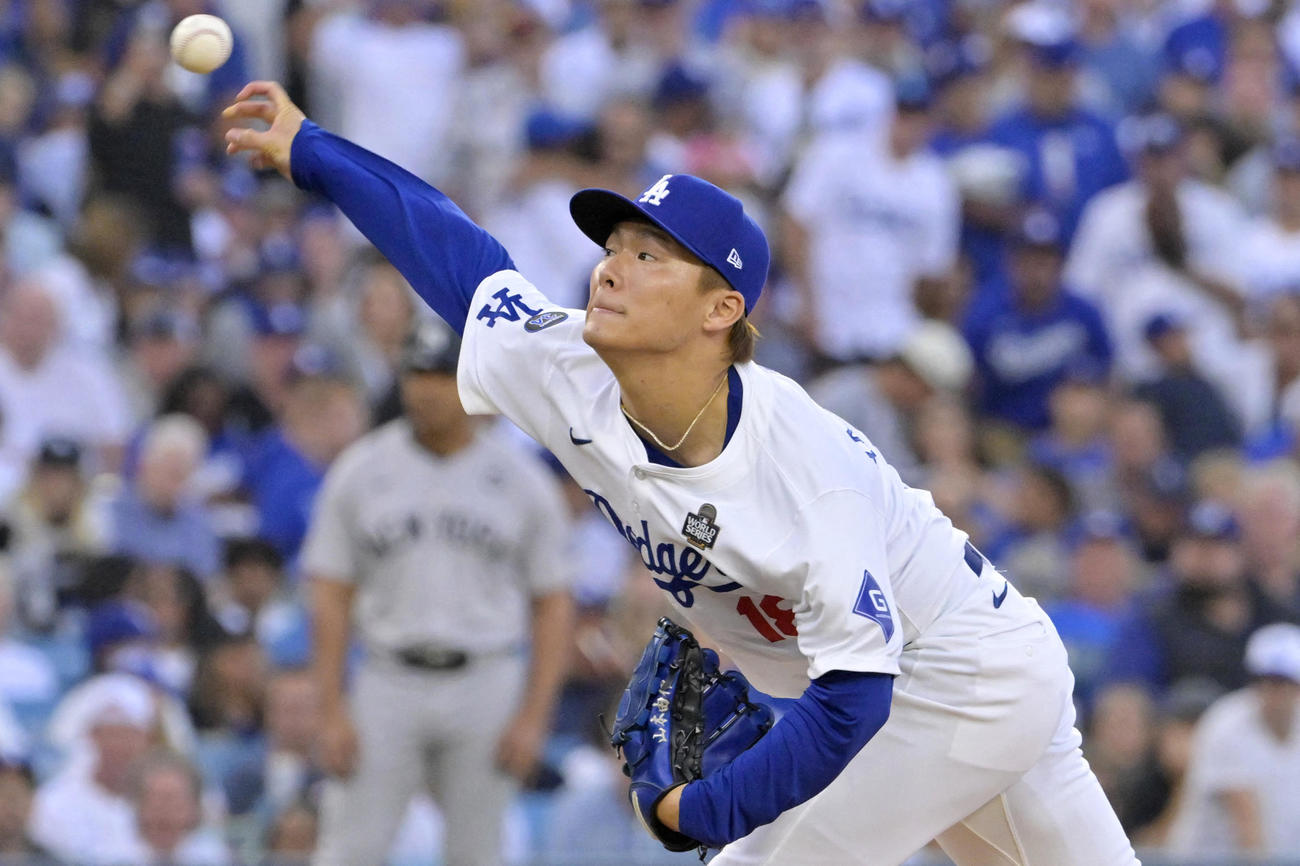 ドジャース対ヤンキース　1回、力投するドジャース山本（Jayne Kamin-Oncea-Imagn Images＝ロイター）