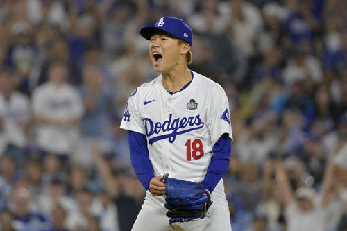 山本由伸は４回、マウンド上で雄たけびをあげた（ロイター）