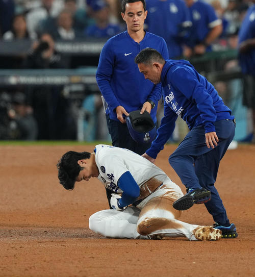 ドジャース対ヤンキース　7回裏ドジャース2死一塁、二塁盗塁を狙うもアウトとなった大谷は、左手を負傷する（撮影・菅敏）