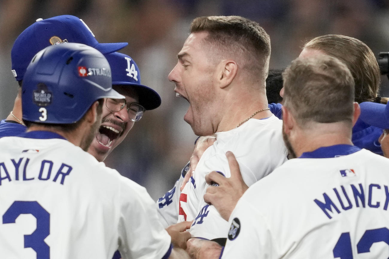 ドジャース対ヤンキース　10回、逆転満塁本塁打を放ち祝福されるドジャースのフリーマン（AP）