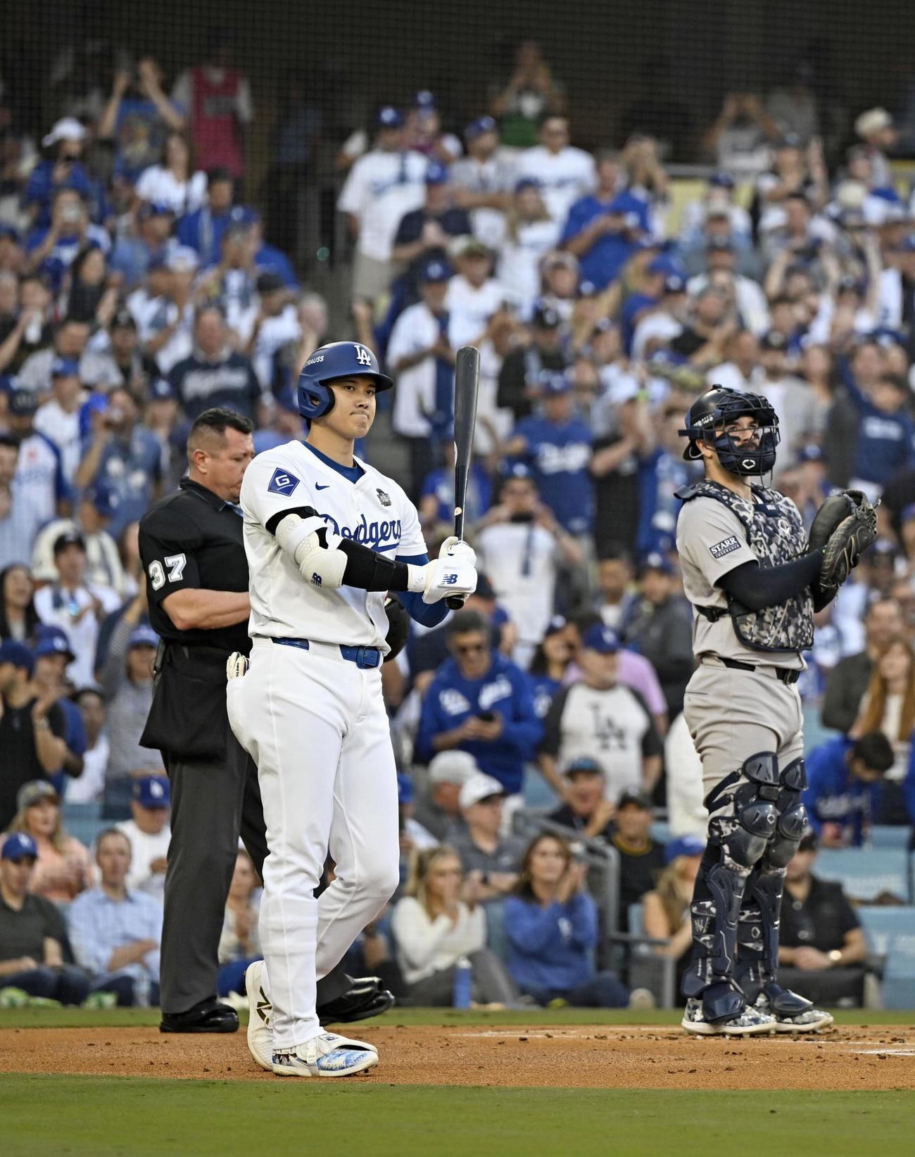 ヤンキースとのワールドシリーズ開幕戦で、1回の第1打席に臨むドジャース大谷（共同）