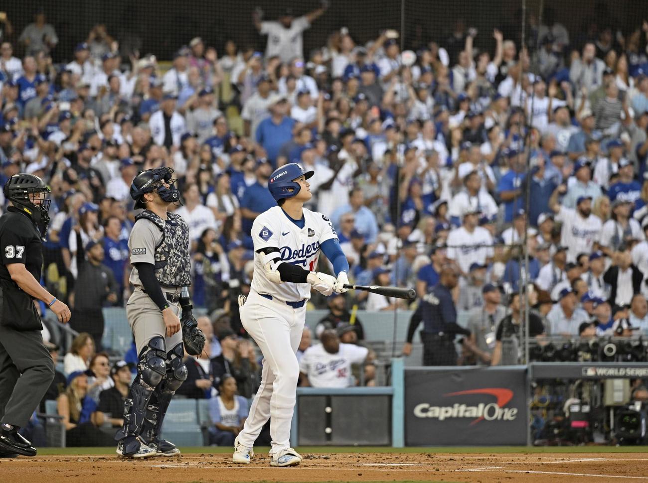 米大リーグ、ヤンキースとのワールドシリーズ開幕戦で、1回の第1打席で初球を打ったドジャースの大谷翔平（共同）