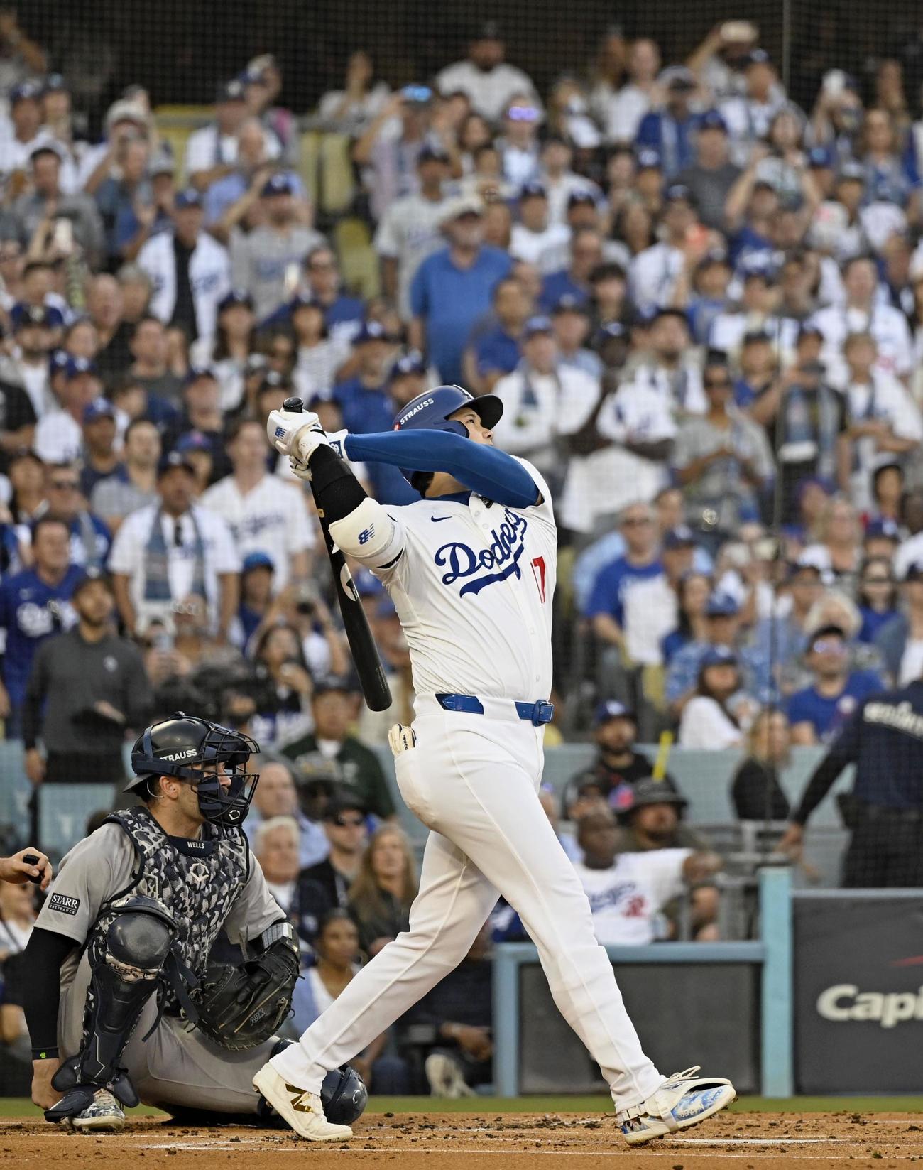 米大リーグ、ヤンキースとのワールドシリーズ開幕戦で、1回の第1打席で初球を打つドジャースの大谷翔平（共同）