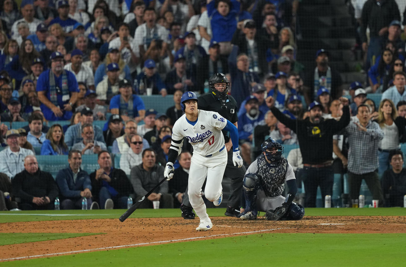ドジャース対ヤンキース　8回裏ドジャース1死、右二塁打を放つ大谷（撮影・菅敏）