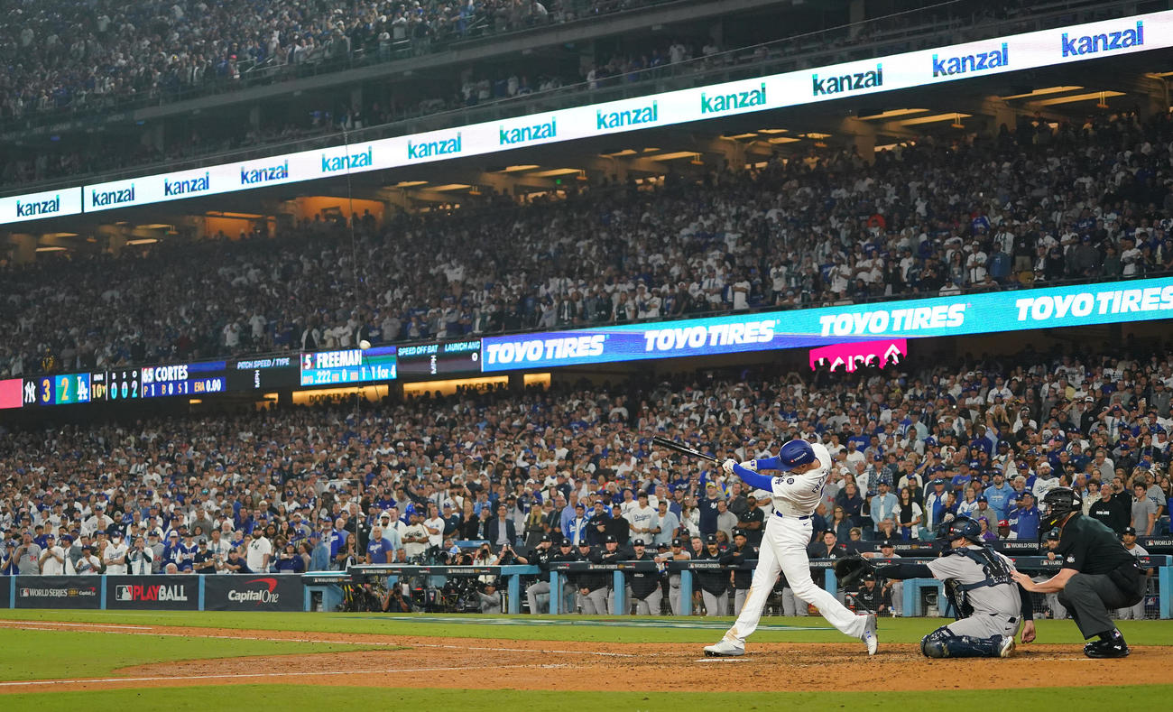 ドジャース対ヤンキース　10回裏ドジャース2死満塁、サヨナラの満塁本塁打を放つフリーマン（撮影・菅敏）