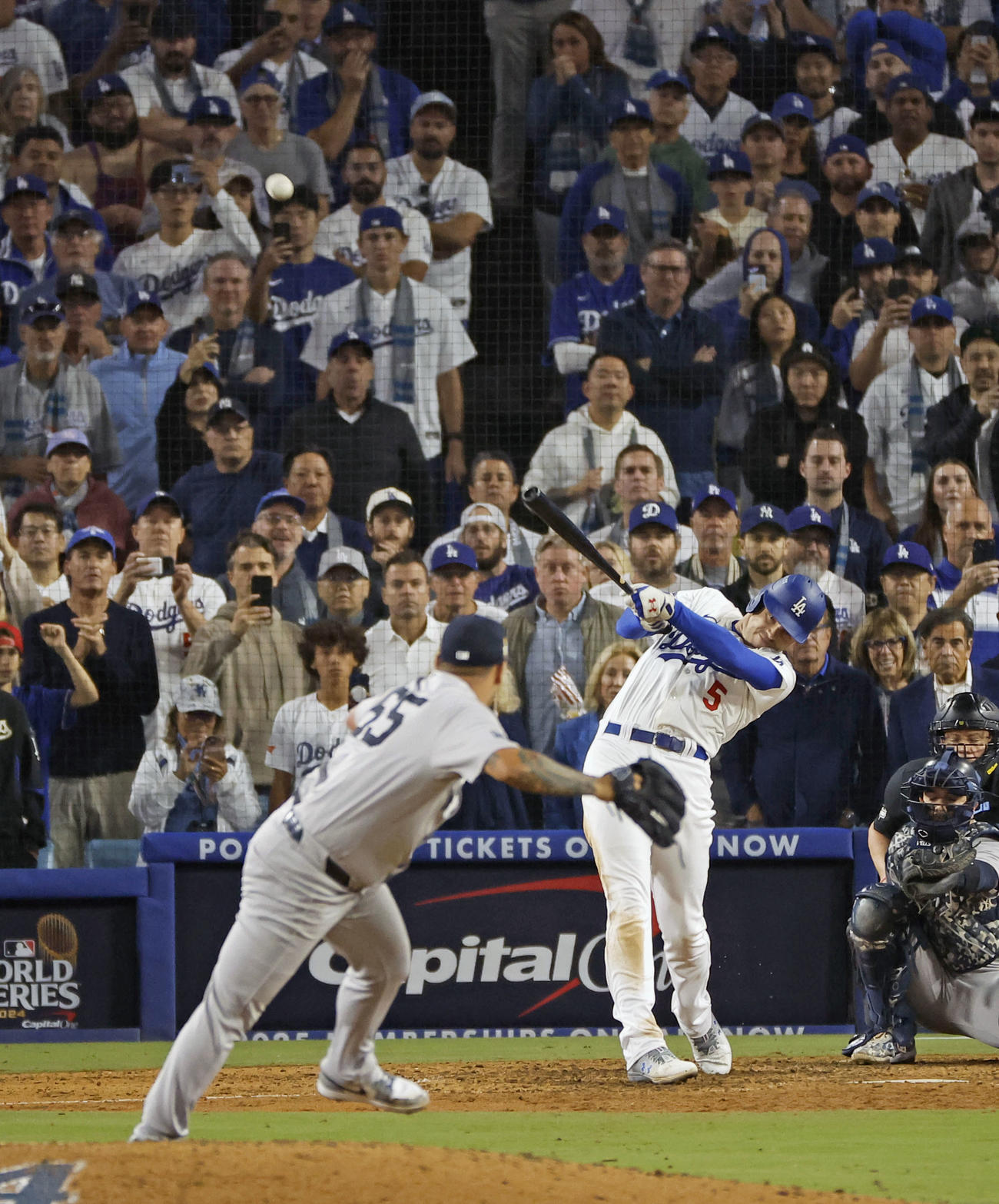 ヤンキース戦の10回、サヨナラ満塁本塁打を放つドジャースのフリーマン。投手コルテス（共同）