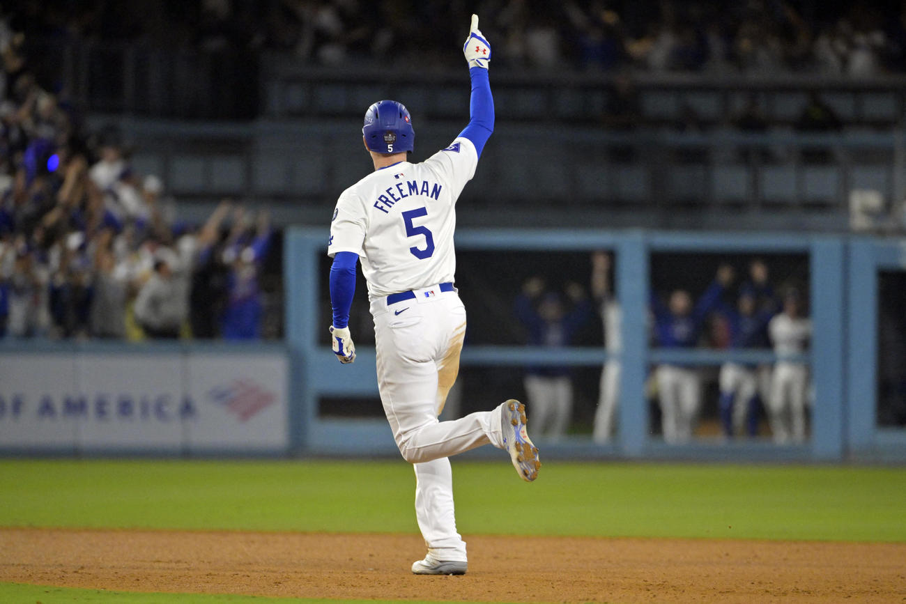 ドジャース対ヤンキース　10回、逆転満塁本塁打を放ったドジャースのフリーマン（ロイター）