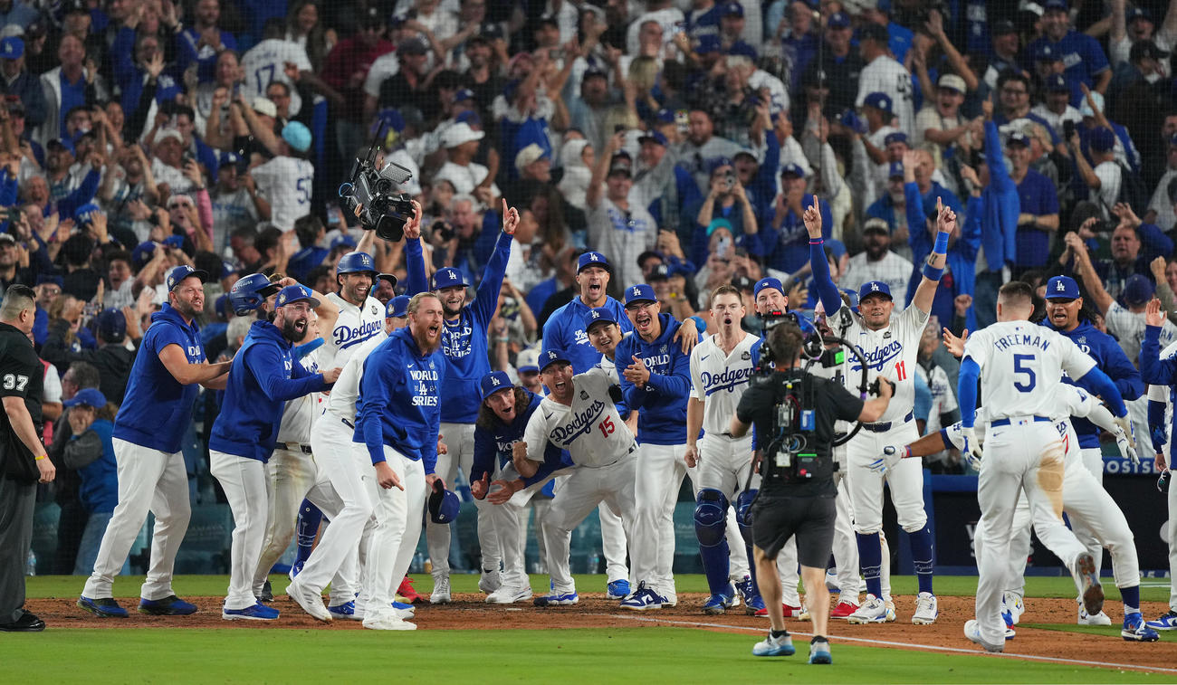 ドジャース対ヤンキース　10回裏ドジャース2死満塁、サヨナラ満塁本塁打を放ったフリーマン（右端）を笑顔で迎えるドジャースナイン（撮影・菅敏）