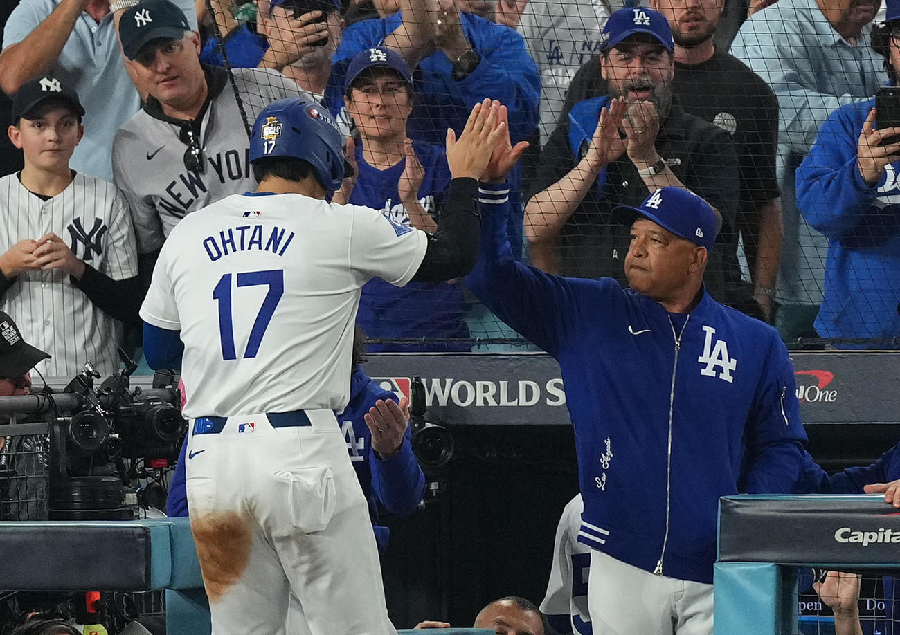 ドジャース対ヤンキース　8回裏ドジャース1死三塁、ベッツの犠飛で生還した大谷（左）をタッチで迎えるロバーツ監督（撮影・菅敏）