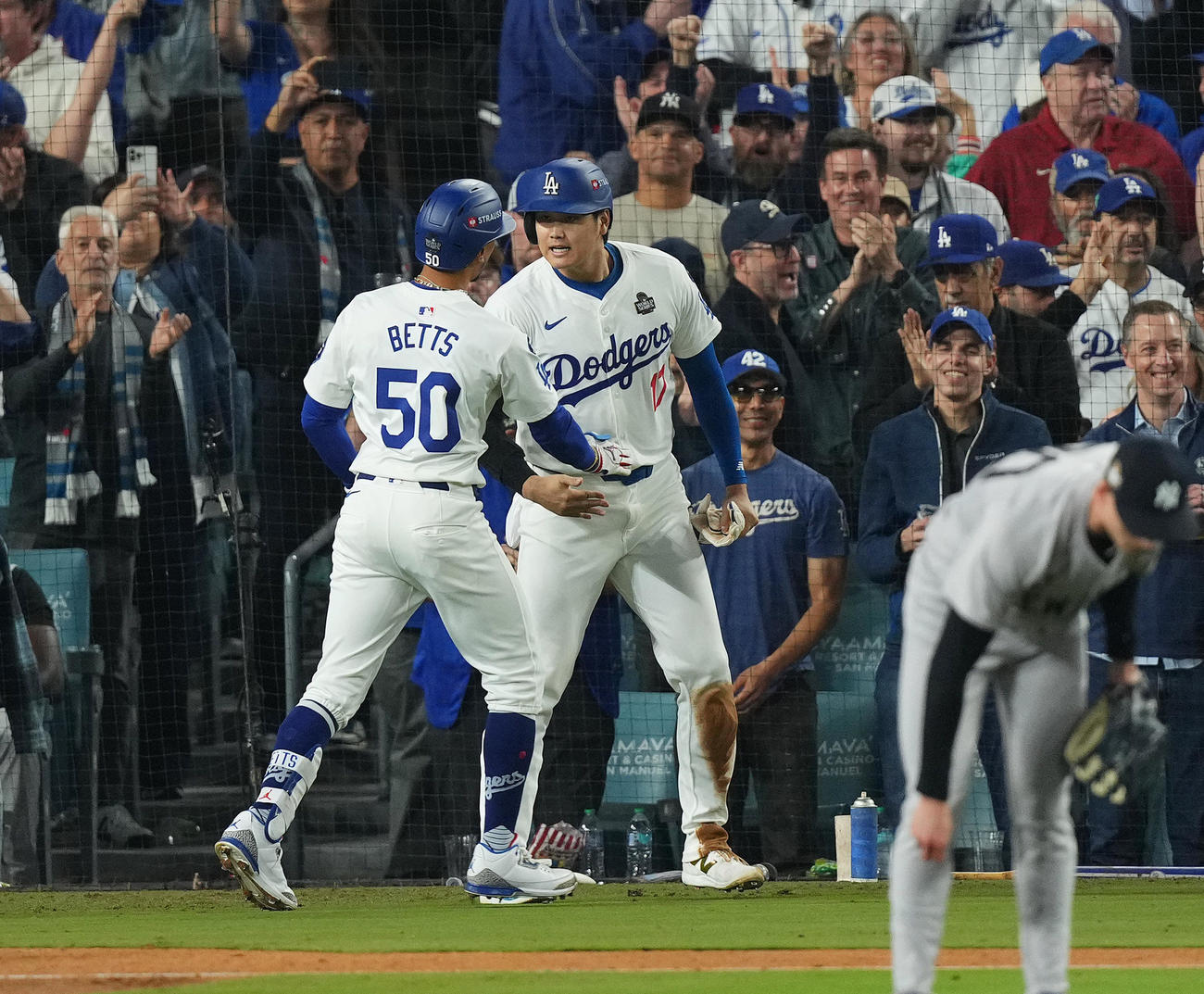 ドジャース対ヤンキース　8回裏ドジャース1死三塁、ベッツ（左）の犠飛で生還し、タッチで迎える大谷（撮影・菅敏）