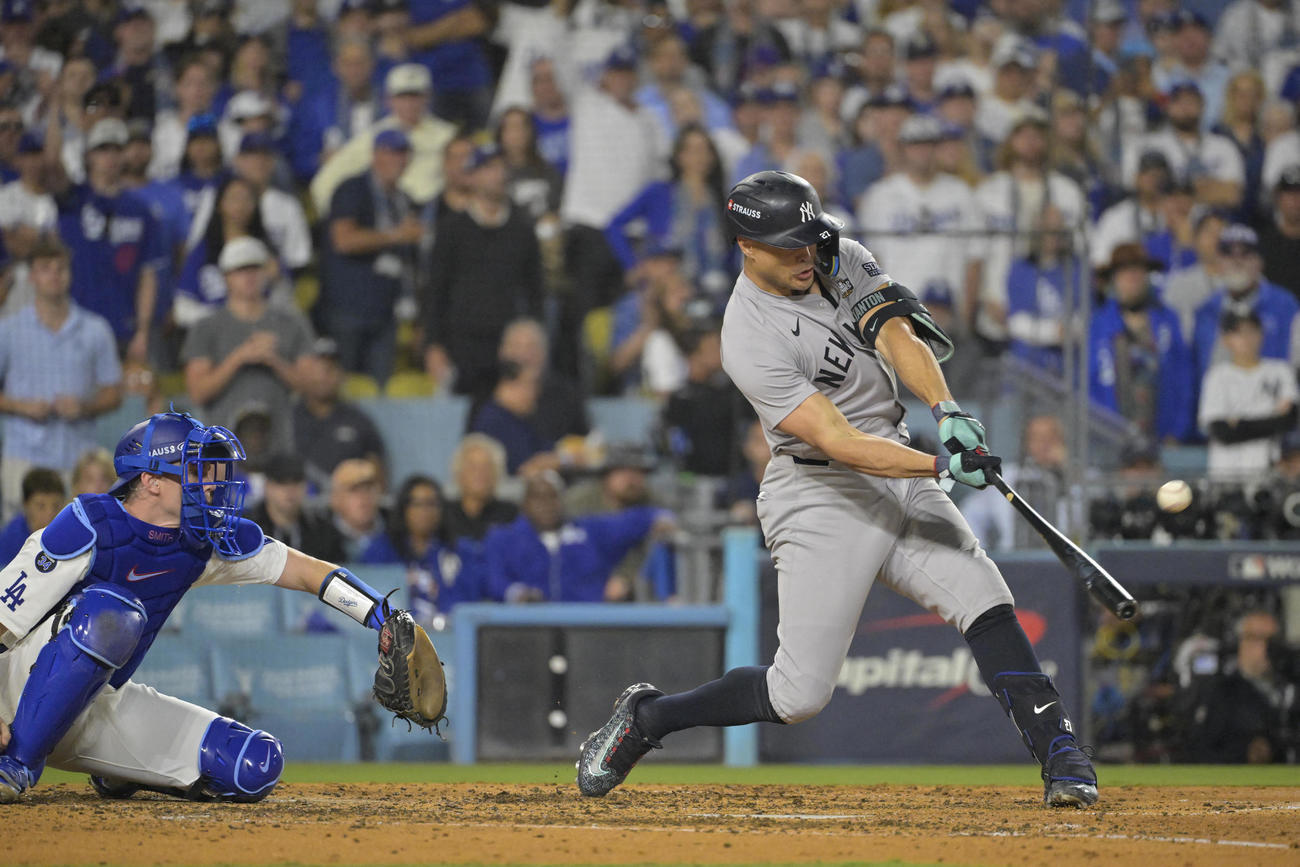 ドジャース対ヤンキース　6回表ヤンキース1死一塁、左越えに2点本塁打を放つヤンキース・スタントン（ロイター）