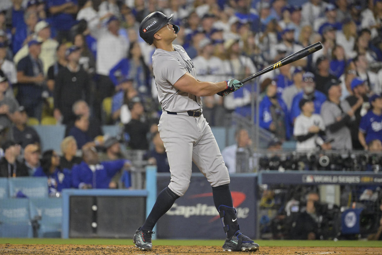 ドジャース対ヤンキース　6回表ヤンキース1死一塁、左越えに2点本塁打を放つヤンキース・スタントン（ロイター）