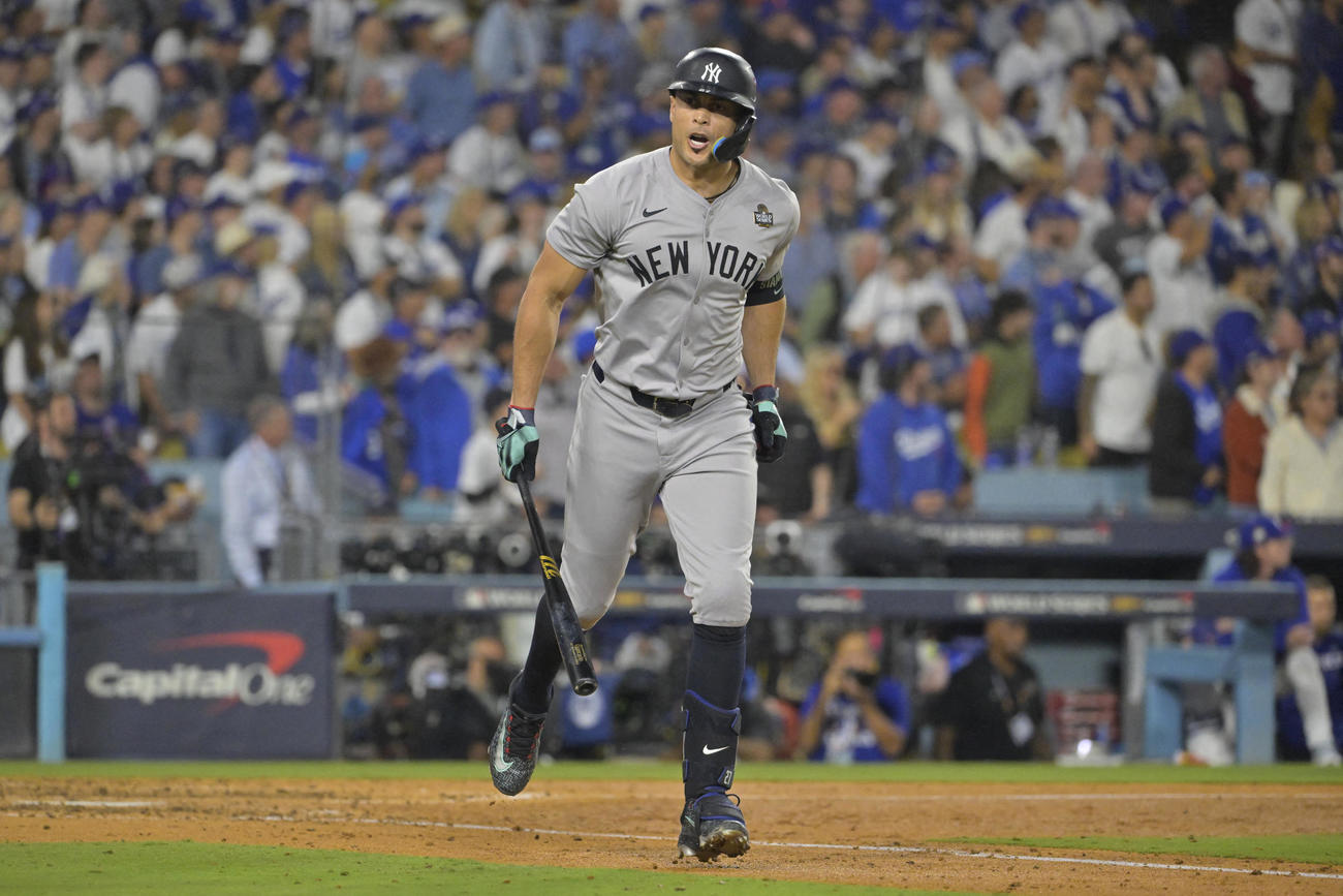 ドジャース対ヤンキース　6回表ヤンキース1死一塁、左越えに2点本塁打を放ったヤンキース・スタントン（ロイター）