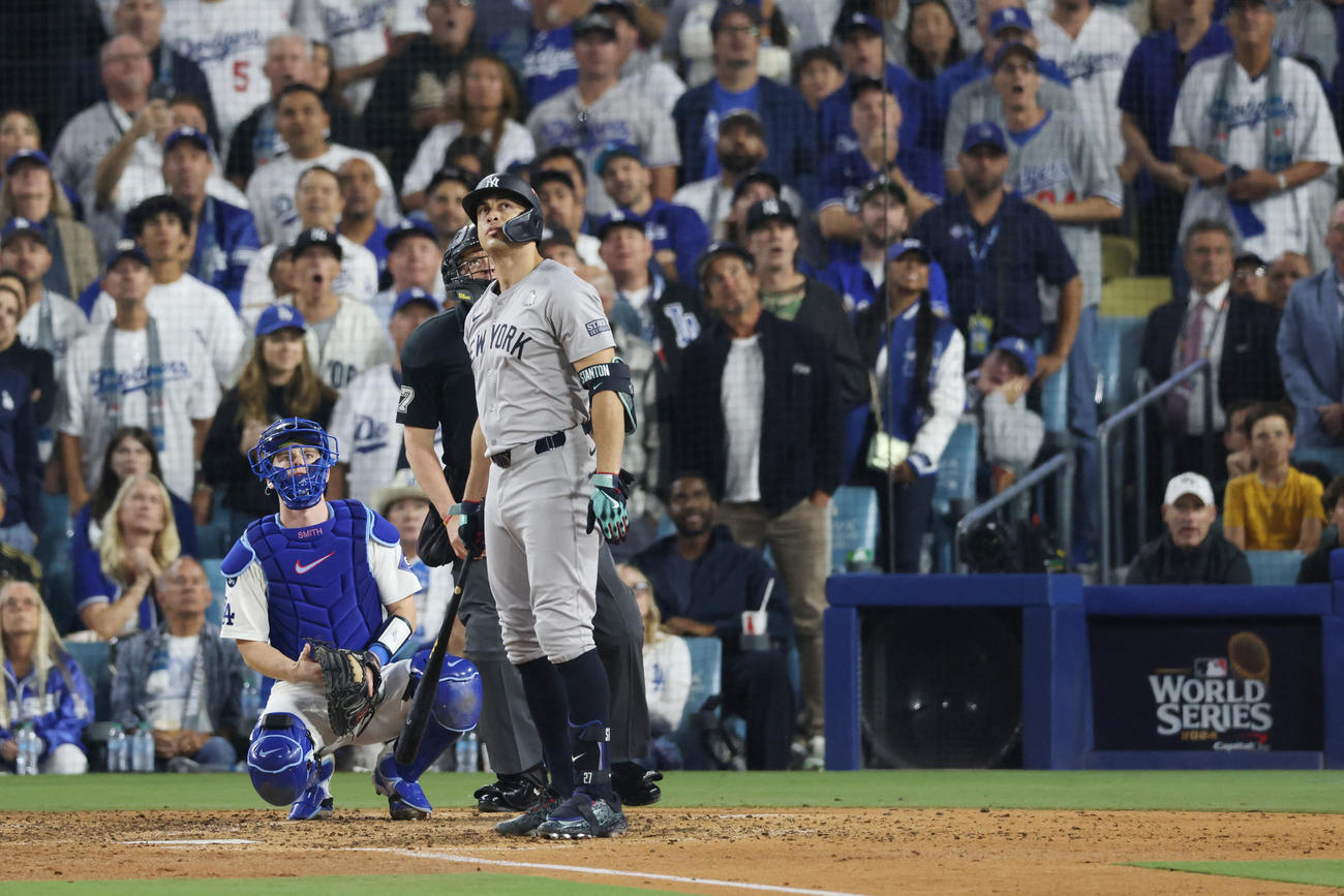 ドジャース対ヤンキース　6回表ヤンキース1死一塁、左越えに2点本塁打を放ったヤンキース・スタントン（ロイター）