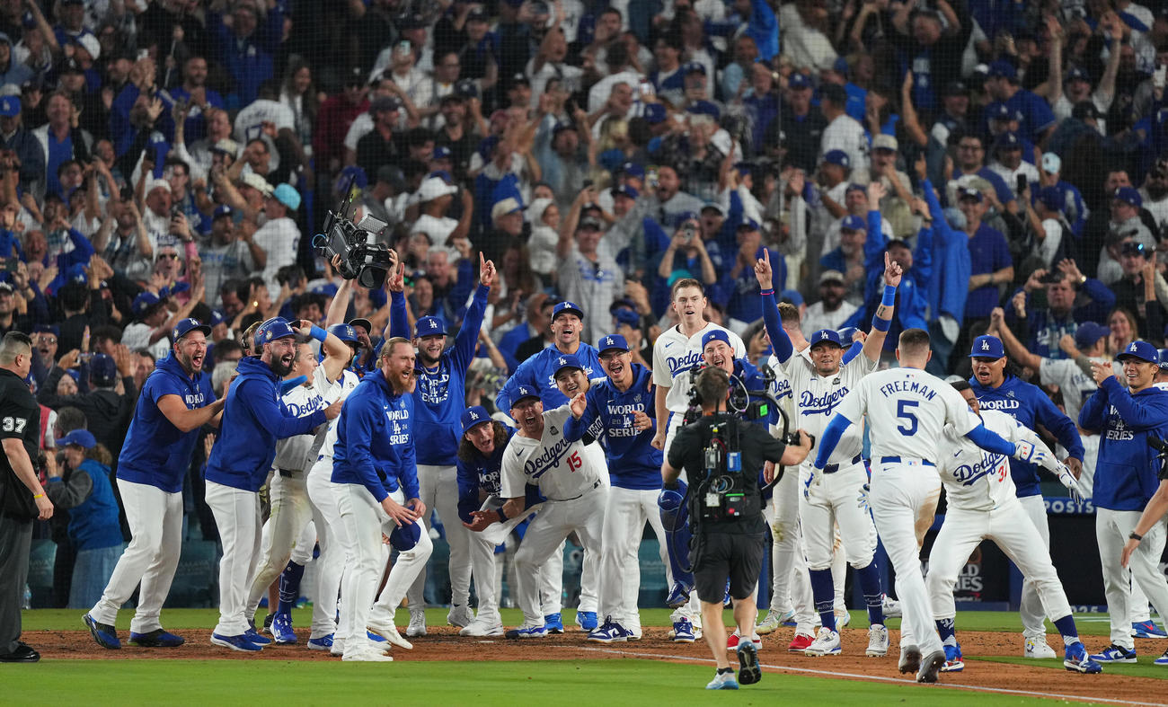 ドジャース対ヤンキース　10回裏ドジャース2死満塁、サヨナラ満塁本塁打を放ったフリーマン（5）を笑顔で迎えるドジャースナイン（撮影・菅敏）