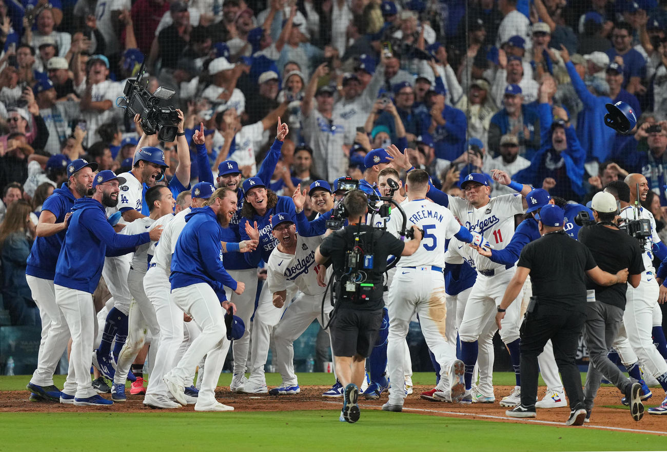 ドジャース対ヤンキース　10回裏ドジャース2死満塁、サヨナラ満塁本塁打を放ったフリーマン（5）を笑顔で迎えるドジャースナイン（撮影・菅敏）