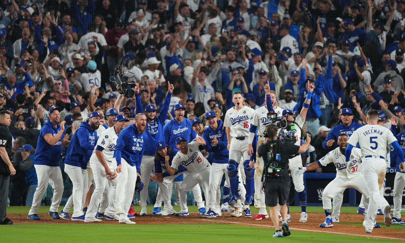 ドジャース対ヤンキース　10回裏ドジャース2死満塁、サヨナラ満塁本塁打を放ったフリーマン（右端）を笑顔で迎えるドジャースナイン（撮影・菅敏）