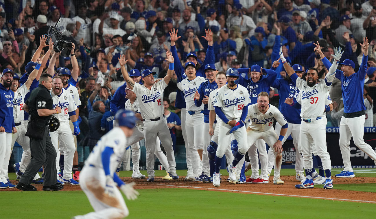 ドジャース対ヤンキース　10回裏ドジャース2死満塁、フリーマン（手前）のサヨナラ本塁打で喜びを爆発させる大谷（中央）らドジャースナイン（撮影・菅敏）