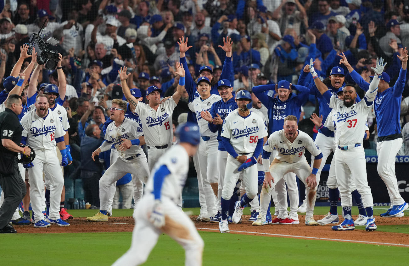 ドジャース対ヤンキース　10回裏ドジャース2死満塁、フリーマン（手前）のサヨナラ本塁打で喜びを爆発させる大谷（中央）らドジャースナイン（撮影・菅敏）