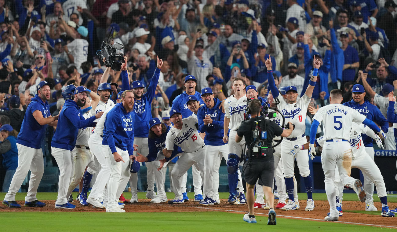 ドジャース対ヤンキース　10回裏ドジャース2死満塁、サヨナラ満塁本塁打を放ったフリーマン（右端）を笑顔で迎えるドジャースナイン（撮影・菅敏）