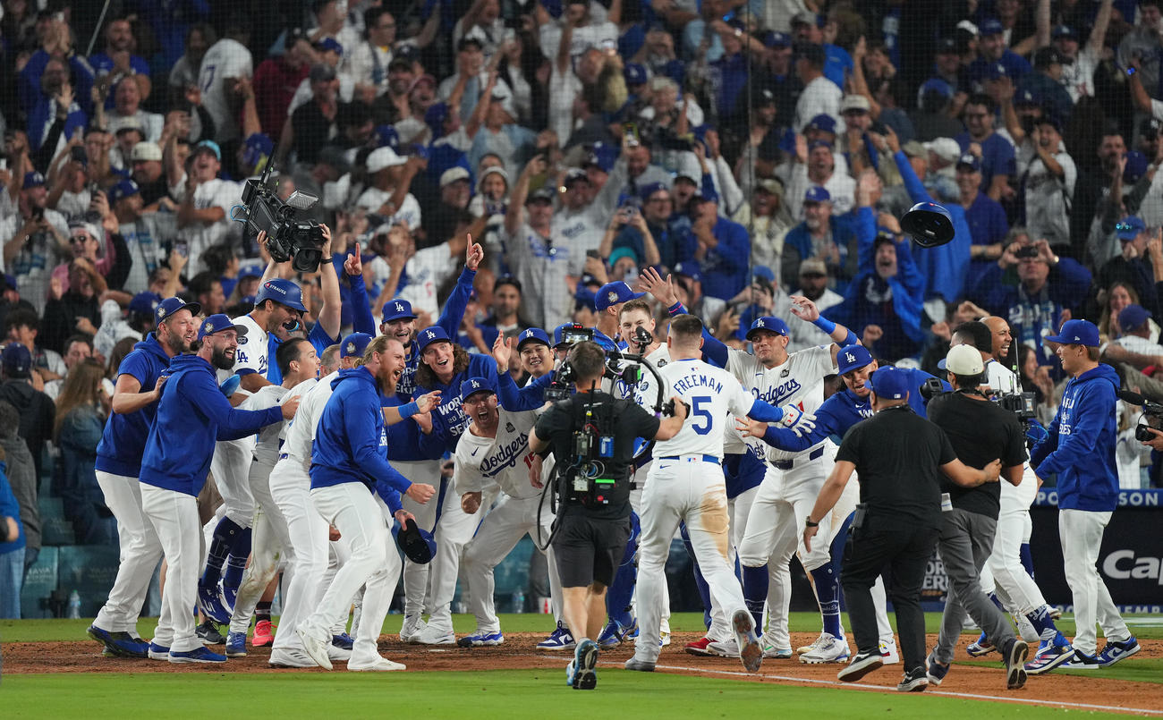 ドジャース対ヤンキース　10回裏ドジャース2死満塁、サヨナラ満塁本塁打を放ったフリーマン（中央）を笑顔で迎えるドジャースナイン（撮影・菅敏）