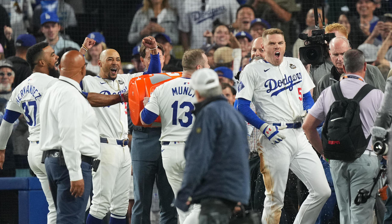 ドジャース対ヤンキース　10回、サヨナラの満塁本塁打を放ったフリーマンは、T・ヘルナンデス（左端）、マンシー（中央）からウオーターシャワーで祝福される（撮影・菅敏）