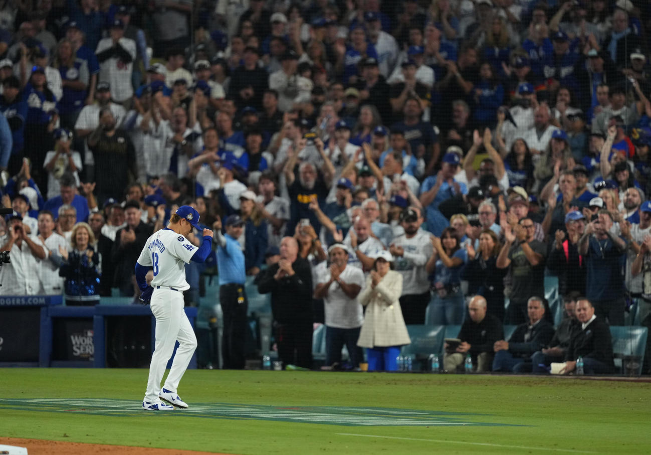 ドジャース対ヤンキース　7回途中、1失点で降板する山本は、ファンからスタンディングオベーションで祝福される（撮影・菅敏）