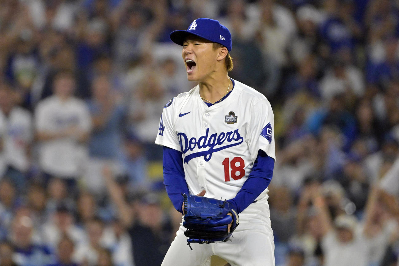山本由伸は4回にマウンド上で雄叫びをあげた（ロイター）
