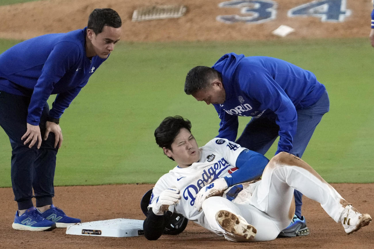 大谷翔平は７回に二盗を試みた後、左肩を負傷して倒れ込んだ（AP）